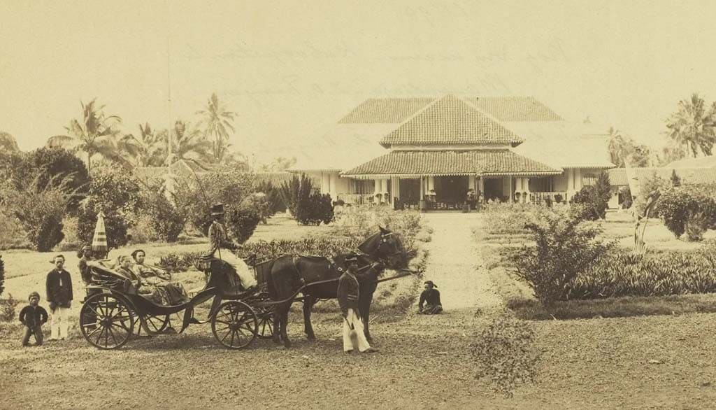 Bupati RAA Wiratanoeningrat di Depan Pendopo Manonjaya