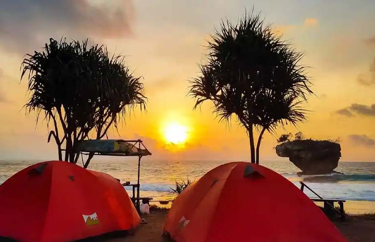Camping menimkati Sunset Pantai Madasari Pangandaran